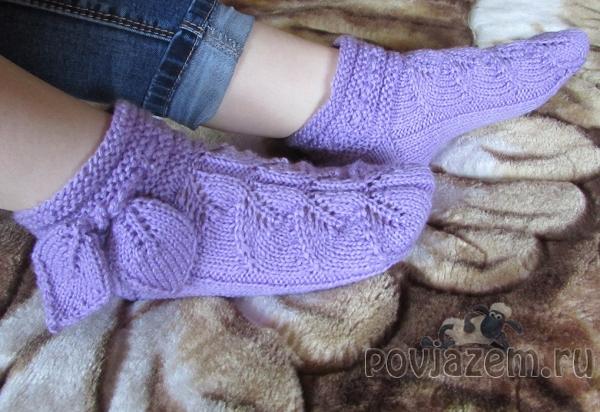 Носочки спицами с листиками